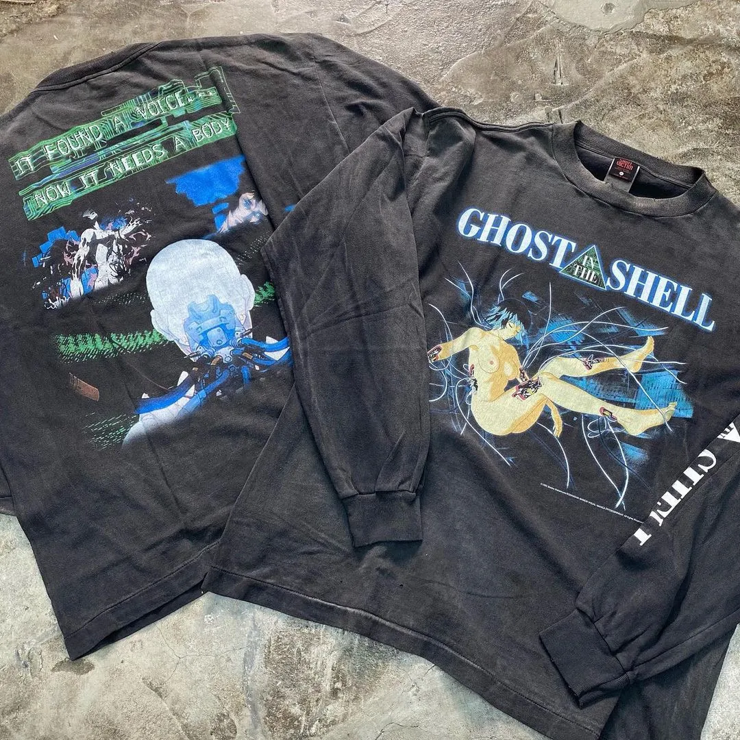 SAINT Mxxxxxx × GHOST IN THE SHELL Ghost in the Shell GS_LS TEE/GITS/BLK Big IP Ghost in the Shell co-branded model Sleeping Motoko Kusanagi Retro distressed long sleeves Washed black S-XL Ready-to-wear Assute dyeing Full-body spray fade/replacement fade Correct accessories Joint LOGO wash mark/main mark/cherub mark Super complex printing replica The drawing/pattern making cycle is very long and the hand graffiti is dirty.